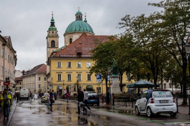 Ljubljana, Slovenya - 11 Eylül 2017: Yağmurlu bir günde Ljubljana 'da işlek bir caddenin görüntüsü