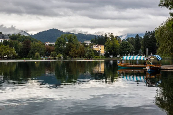 Bled, Slovenya - 11 Eylül 2017: Yağmurlu bir günde Bled Lake 'te Tekneler