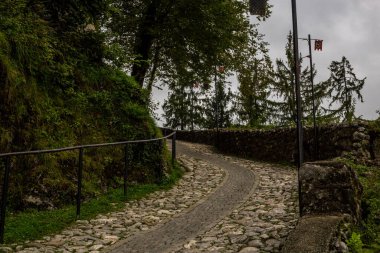Bled, Slovenya - 11 Eylül 2017: Yağmurlu bir günde Bled Castle 'a giden yolun görüntüsü