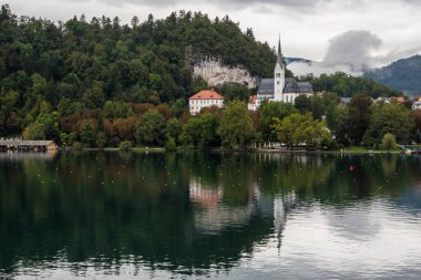 Bled, Slovenya - 11 Eylül 2017: Bled Lake, Slovenya 'daki St. Martin Kilisesi