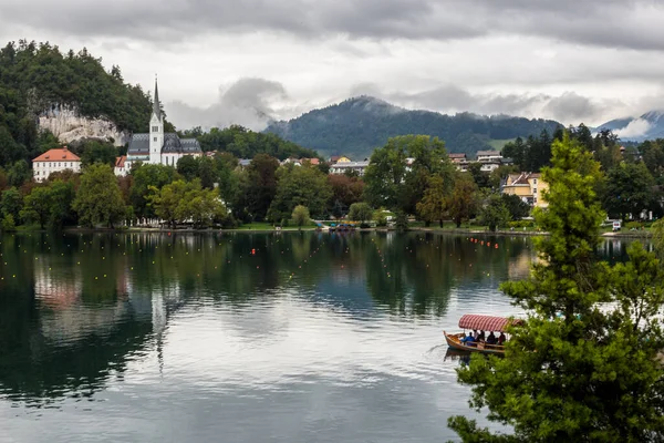 Bled, Slovenya - 11 Eylül 2017: Bled Lake, Slovenya 'daki St. Martin Kilisesi