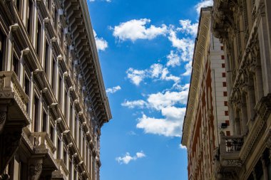 Güneşli bir günde şehir merkezindeki Trieste Mimarisi