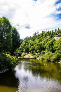 Slovenya 'nın Postojna kentindeki Pivka Nehri ve Doğa Manzarası