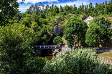 Slovenya 'nın Postojna kentindeki Pivka Nehri ve Doğa Manzarası