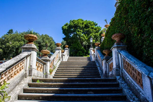 Güneşli bir günde Miramare Castle Garden 'daki merdivenler