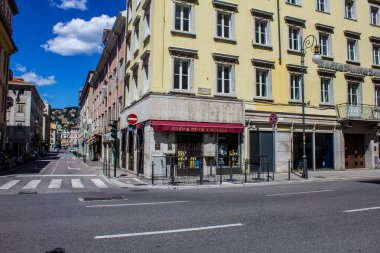 Trieste, İtalya - 16 Temmuz 2017: Güneşli bir günde Trieste Şehir Merkezi 'nde Antico Caffe Torinese' nin görüntüsü