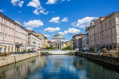 Trieste, İtalya - 16 Temmuz 2017: Güneşli bir günde Trieste Şehir Merkezi 'nde Kanal Grande manzarası