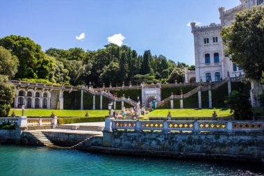 Trieste, İtalya - 16 Temmuz 2017: Güneşli bir günde Miramare Şatosu