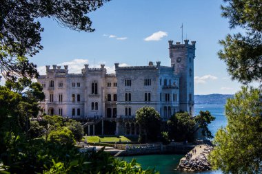 Trieste, İtalya - 16 Temmuz 2017: Güneşli bir günde Miramare Şatosu