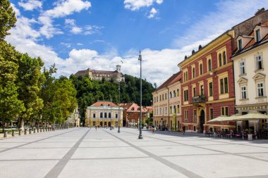 Ljubljana, Slovenya - 15 Temmuz 2017: Kongre Meydanında Filarmoni Binası ve Arkaplanda Ljubljana Şatosu