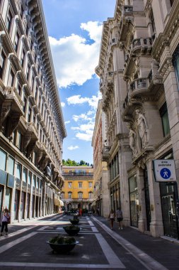 Trieste, İtalya - 16 Temmuz 2017: Güneşli bir günde Trieste Şehir Merkezi 'nde Yürüyen İnsanlar
