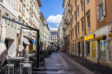 Trieste, İtalya - 16 Temmuz 2017: Güneşli bir günde Trieste Downtown 'da bir kafe manzarası