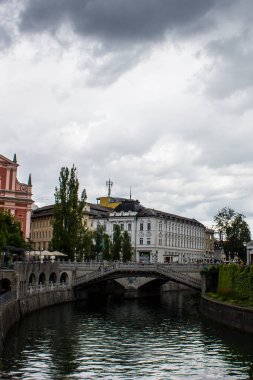 Ljubljana, Slovenya - 15 Temmuz 2017: Bulutlu bir günde Ljubljana Şehir Merkezi