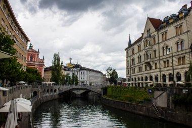 Ljubljana, Slovenya - 15 Temmuz 2017: Bulutlu bir günde Ljubljana Şehir Merkezi
