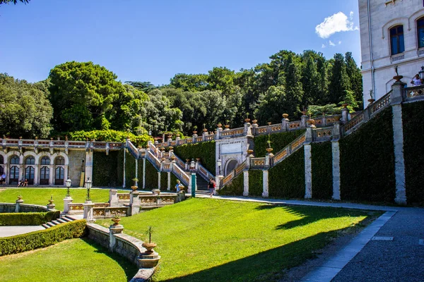 トリエステ イタリア 2017年7月16日 晴れた日のミラマーレ城庭園の眺め — ストック写真