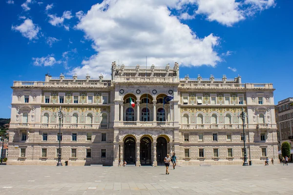 Trieste, İtalya - 16 Temmuz 2017: Güneşli bir günde Palazzo del Governo 'nun manzarası