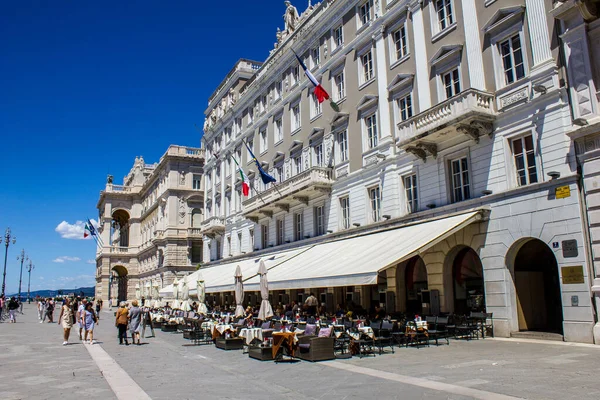Trieste Itália Julho 2017 Vista Pessoas Sentadas Café Piazza Unita — Fotografia de Stock