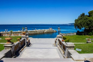 Trieste, İtalya - 16 Temmuz 2017: Güneşli bir günde Miramare Kalesi 'nin İskelesi