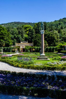 Trieste, İtalya - 16 Temmuz 2017: Güneşli bir günde Miramare Castle Garden 'da turistlerin manzarası