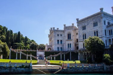 Trieste, İtalya - 16 Temmuz 2017: Güneşli bir günde Miramare Castle Garden 'daki İnsanlar