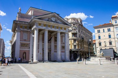 Trieste, İtalya - 16 Temmuz 2017: Güneşli bir günde Şehir Merkezi 'nde Eski Borsa' ya Bakış