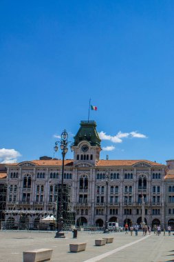 Trieste, İtalya - 16 Temmuz 2017: Güneşli bir günde İtalya Piazza Unita d 'Italia' daki Trieste Belediye Binası