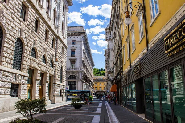 Trieste, İtalya - 16 Temmuz 2017: Güneşli bir günde Trieste Şehir Merkezi 'nde Yürüyen İnsanlar