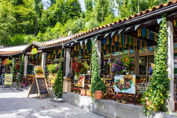 Postojna, Slovenya - 15 Temmuz 2017: Güneşli bir günde Postojnska Jama 'da Bir Restoran Görünümü