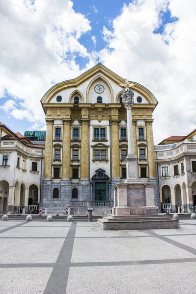 Любляна Словения Июля 2017 Вид Урсулинскую Церковь Святой Троицы Площади — стоковое фото