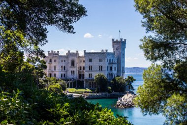 Trieste, İtalya - 16 Temmuz 2017: Güneşli bir günde Miramare Şatosu