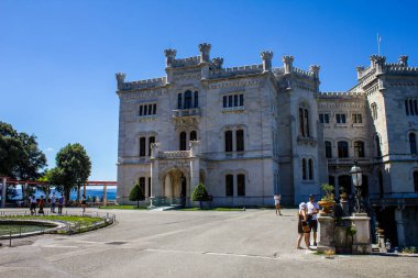 Trieste, İtalya - 16 Temmuz 2017: Güneşli bir günde Miramare Şatosu