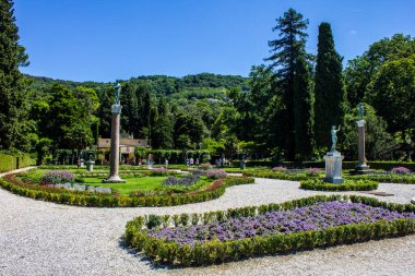 Trieste, İtalya - 16 Temmuz 2017: Güneşli bir günde Miramare Castle Garden 'da turistlerin manzarası