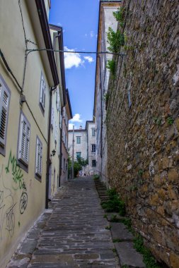 Trieste, İtalya - 16 Temmuz 2017: Trieste Şehir Merkezi 'nde Dar bir Sokak