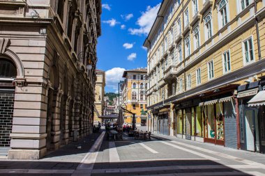 Trieste, İtalya - 16 Temmuz 2017: Şehir merkezinde güneşli bir günde bir kafede oturan insanların görüntüsü