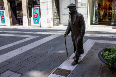 Trieste, İtalya - 16 Temmuz 2017: Güneşli bir günde Şehir Merkezinde Umberto Saba Heykeli