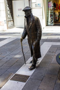 Trieste, İtalya - 16 Temmuz 2017: Güneşli bir günde Şehir Merkezinde Umberto Saba Heykeli