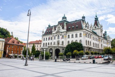 Ljubljana, Slovenya - 15 Temmuz 2017: Güneşli bir günde Kongre Meydanı 'ndaki Üniversite Binası