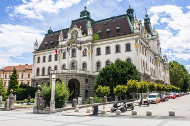 Ljubljana, Slovenya - 15 Temmuz 2017: Güneşli bir günde Kongre Meydanı 'ndaki Üniversite Binası