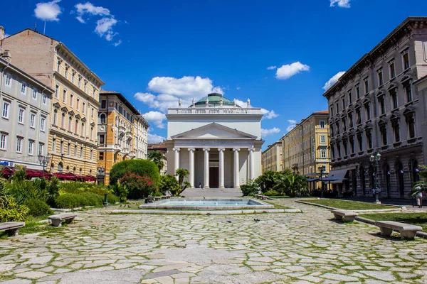 Trieste Luglio 2017 Veduta Della Chiesa Sant Antonio Accanto Canal — Foto Stock