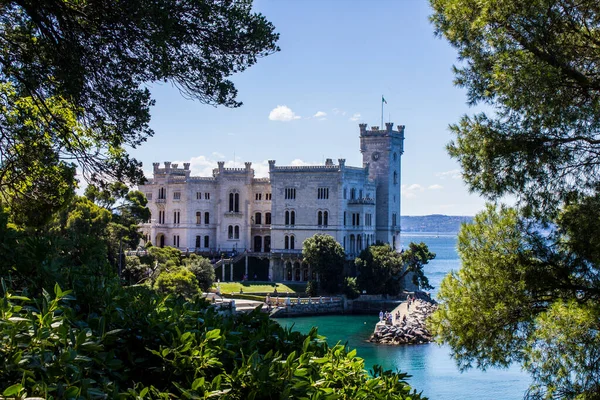 Trieste, İtalya - 16 Temmuz 2017: Güneşli bir günde Miramare Şatosu
