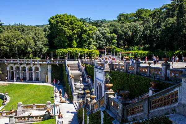 トリエステ イタリア 2017年7月16日 晴れた日のミラマーレ城庭園の観光客の眺め — ストック写真