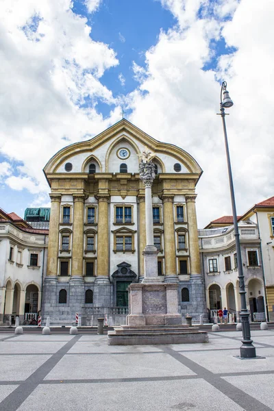 Любляна Словения Июля 2017 Вид Урсулинскую Церковь Святой Троицы Площади — стоковое фото