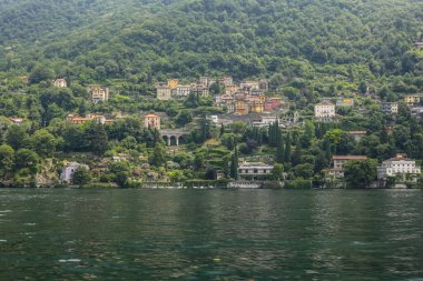Como Gölü 'ndeki Geleneksel Renkli Evlerin Görünümü