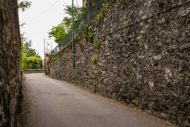 Yağmurlu bir günde Como Gölü 'nün üzerindeki yol.