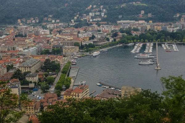Yağmurlu bir günde Como Town ve Lake manzarası