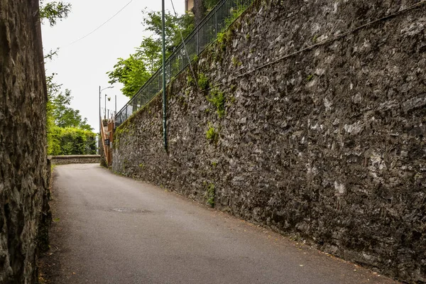 Yağmurlu bir günde Como Gölü 'nün üzerindeki yol.