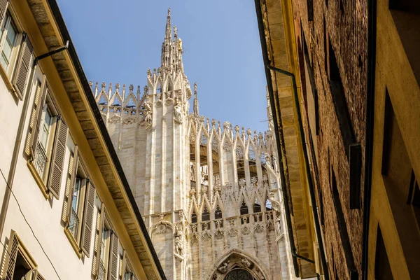 Güneşli bir günde geleneksel Eski Binalar ve Milan Katedrali manzarası