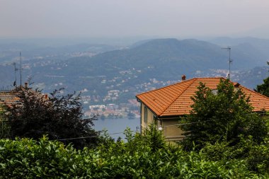 Como Town 'un ve Como' nun üstündeki tepedeki evin manzarası.