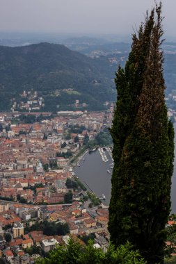 Yağmurlu bir günde Como Town ve Lake manzarası