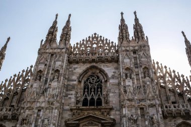 Güneşli bir günde Milan Katedrali 'nin manzarası